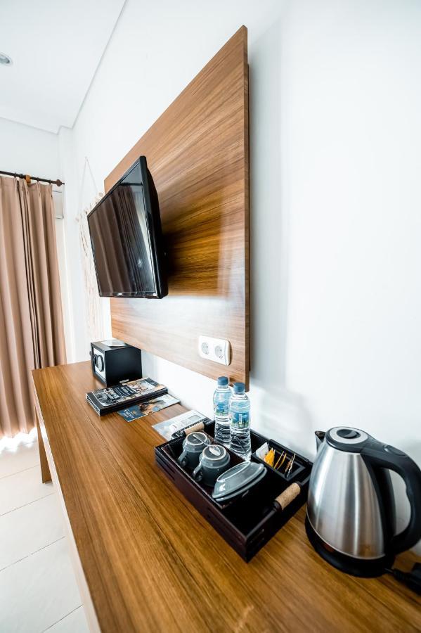 Hotel La Cecile & Cafe Komodo 3*