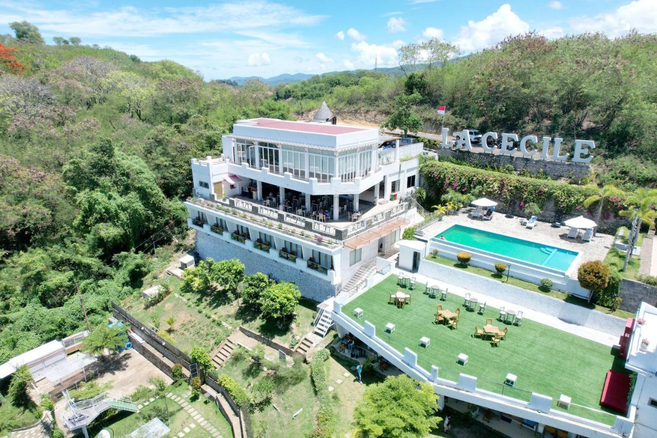 La Cecile & Cafe Komodo Hotel